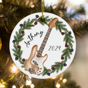 Gepersonaliseerde kerst basgitarist keramisch ornament, aangepaste naam muziekacademie bandleraar cadeau, acryl boom rond ornament