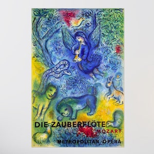 Peut inclure: Une peinture colorée d'une scène de l'opéra de Mozart "La Flûte enchantée" par Marc Chagall. La peinture représente une figure bleue jouant de la flûte, entourée d'animaux et de plantes verts et jaunes. Le texte "Die Zauberflöte" et "Mozart" est visible en bas de la peinture.