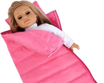 Peut inclure: Un sac de couchage rose pour poupée. Le sac de couchage est doté d'une fermeture éclair et est fait d'un tissu matelassé doux.