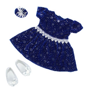 K&ouml;nnte beinhalten: Ein blaues Samtkleid mit silbernem Glitzer und einer wei&szlig;en Spitzenborte. Das Kleid wird mit einem passenden silbernen Stirnband und einem Paar silberner Schuhe geliefert.