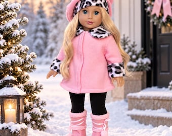 Könnte beinhalten: Eine Puppe mit langem blonden Haar trägt ein rosa Barett mit Leopardenmuster-Band, einen rosa Mantel mit Leopardenmuster-Kragen und -Manschetten, eine schwarze Leggings und rosa Stiefel mit weißem Besatz und Bommeln. Die Puppe hat blaue Augen.