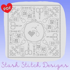 以下が含まれることがあります： はさみ、針、糸巻き、フープなど、さまざまな縫製と刺繍の道具を特徴とするクロスステッチパターンの白黒線画。パターンは小さな十字架の境界線で囲まれています。テキスト「Stash Stitch Designs」はパターンの下に表示されます。