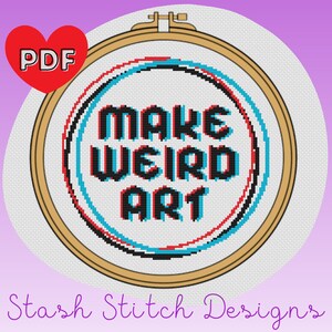 Può includere: Uno schema di punto croce in un cerchio da ricamo in legno con il testo "MAKE WEIRD ART" in un font di tipo glitch. Lo schema è realizzato con filo rosso, blu e nero su tela Aida bianca. Lo schema è disponibile per il download in PDF.