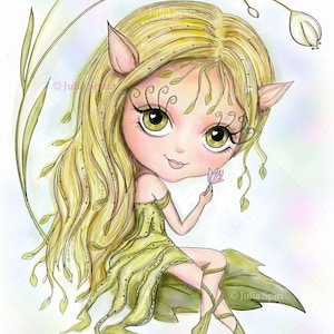 Puede incluir: Una ilustraci&oacute;n digital de un hada con cabello rubio largo, orejas puntiagudas y ojos verdes grandes. El hada viste un vestido verde claro y est&aacute; sentada sobre una hoja grande, sosteniendo una peque&ntilde;a flor rosa. Tallos finos con capullos.