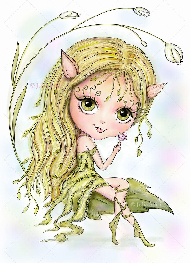 Puede incluir: Una ilustraci&oacute;n digital de un hada con cabello rubio largo, orejas puntiagudas y ojos verdes grandes. El hada viste un vestido verde claro y est&aacute; sentada sobre una hoja grande, sosteniendo una peque&ntilde;a flor rosa. Tallos finos con capullos.
