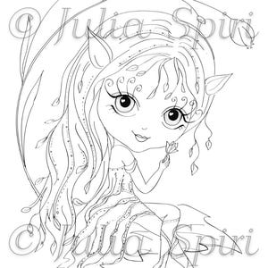 Puede incluir: Una ilustraci&oacute;n de arte lineal en blanco y negro de un hada con cabello largo y fluido, orejas puntiagudas y ojos grandes, sosteniendo una peque&ntilde;a flor. El personaje viste un vestido con patrones decorativos y se sienta entre tallos curvos con brotes. El texto dice Julia Spiri.