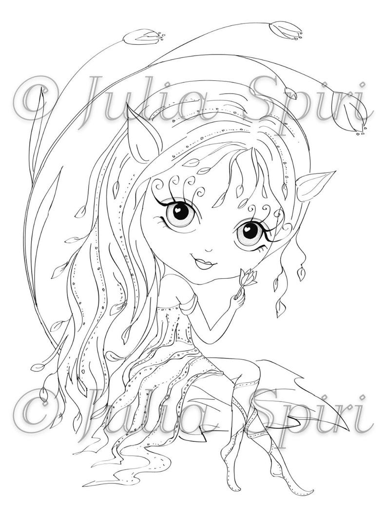 Puede incluir: Una ilustraci&oacute;n de arte lineal en blanco y negro de un hada con cabello largo y fluido, orejas puntiagudas y ojos grandes, sosteniendo una peque&ntilde;a flor. El personaje viste un vestido con patrones decorativos y se sienta entre tallos curvos con brotes. El texto dice Julia Spiri.