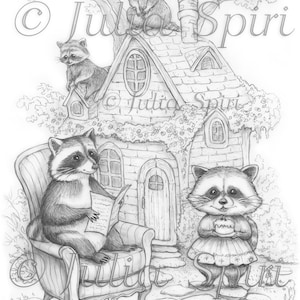Puede incluir: Ilustración detallada en blanco y negro de mapaches en un entorno caprichoso. Un mapache lee un periódico en una silla, mientras que otros se posan en una casa. La imagen incluye el texto "© Julia Spiri".