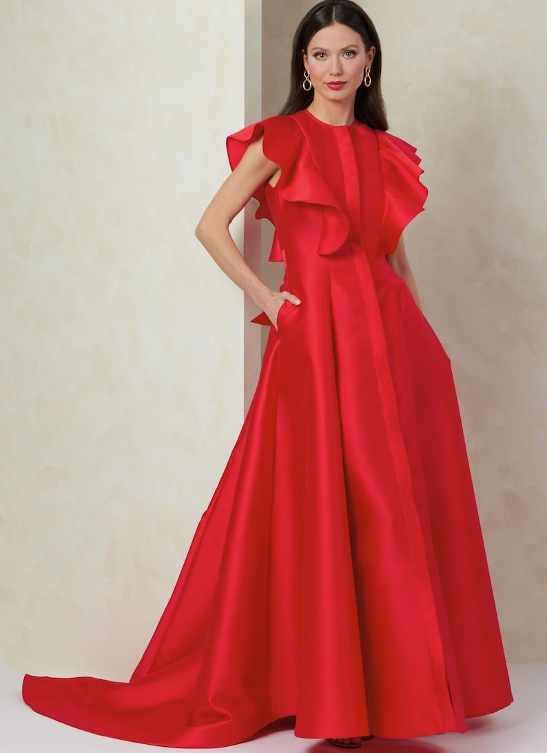 Puede incluir: Un vestido rojo de largo hasta el suelo con un escote y mangas con volantes. El vestido tiene un corpi&ntilde;o ajustado y una falda fluida con cola.