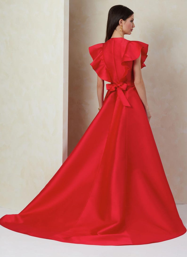 Puede incluir: Un vestido de sat&eacute;n rojo con un escote de volantes y un lazo en la cintura.