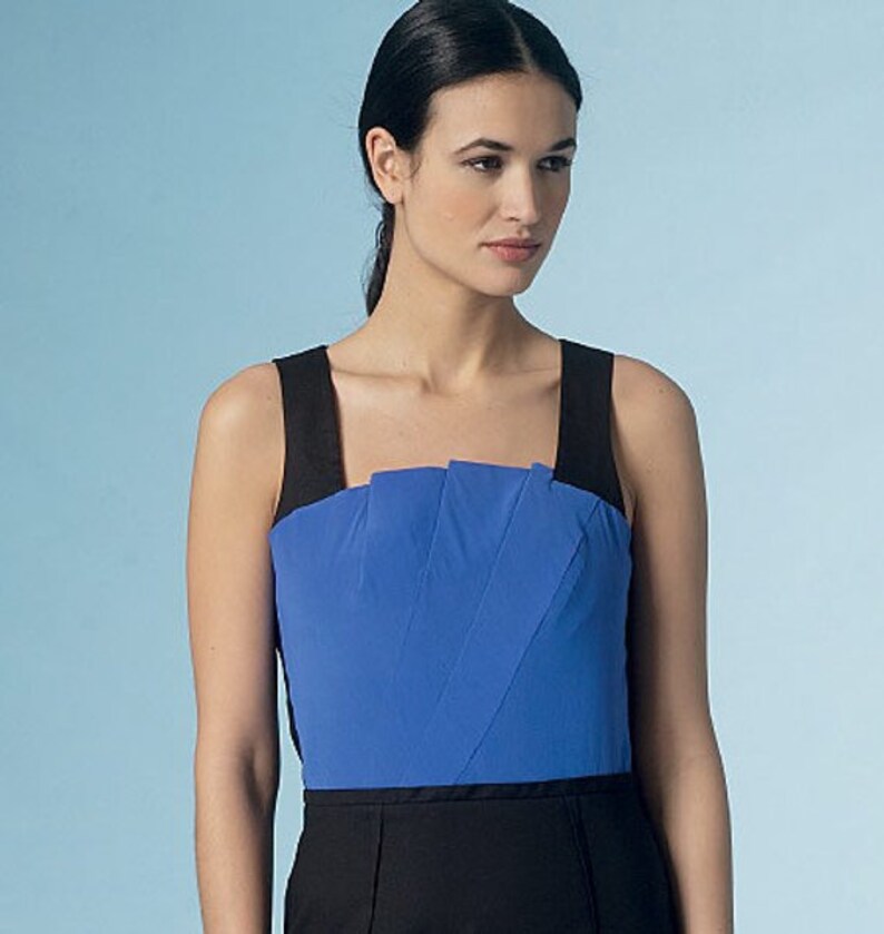 Puede incluir: Una mujer con un vestido sin mangas azul y negro con escote cuadrado y un corpi&ntilde;o plisado.