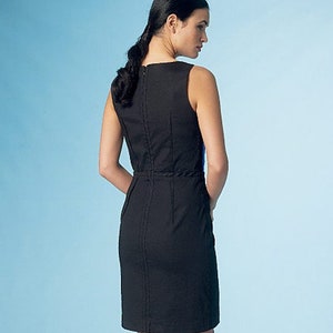 Puede incluir: Un vestido negro sin mangas con un escote sencillo y una cremallera en la espalda.