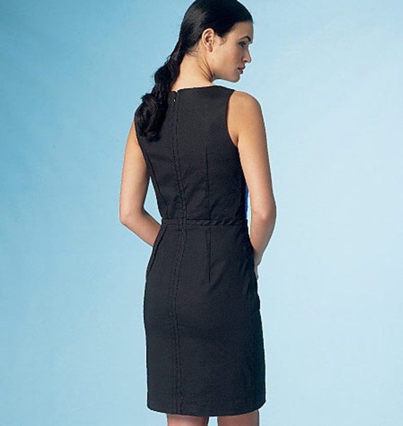 Puede incluir: Un vestido negro sin mangas con un escote sencillo y una cremallera en la espalda.