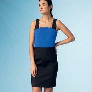 Puede incluir: Un vestido sin mangas con un corpi&ntilde;o azul y una falda negra. El corpi&ntilde;o tiene un escote cuadrado y un detalle plisado. La falda es entallada y llega a la rodilla.