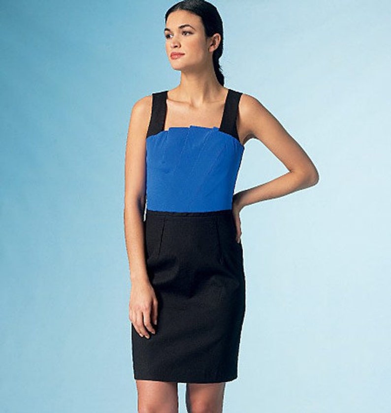 Puede incluir: Un vestido sin mangas con un corpi&ntilde;o azul y una falda negra. El corpi&ntilde;o tiene un escote cuadrado y un detalle plisado. La falda es entallada y llega a la rodilla.