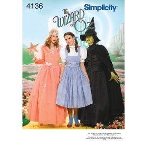 Puede incluir: Un patrón de costura Simplicity para disfraces de El mago de Oz. El patrón incluye tres disfraces: un vestido rosa con una varita con forma de estrella, un vestido de cuadros azules y un vestido negro con un sombrero de bruja verde.