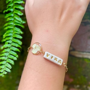 Pulsera con nombre personalizado, dije de hortensia seca real, joyería de amistad de porcelana fría hecha a mano, pulsera de cadena con frase personalizada, niña de las flores