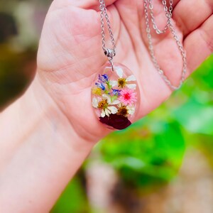 Personligt halsband med födelseblomma för mamma eller mormor: Handgjorda hartssmycken med födelseblomma för barn bild 1