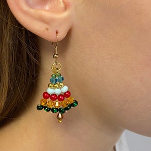 Lindos pendientes colgantes de árbol de Navidad con arcoíris, pendientes de árbol de Navidad de cristal austriaco, regalo navideño único para el mejor amigo hecho a mano
