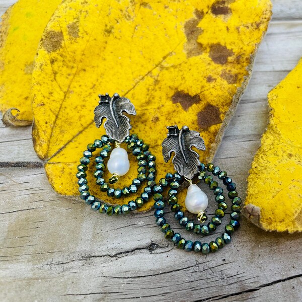 Boucles d’oreilles en feuille clou, Boucles d’oreilles uniques faites à la main, Boucles d’oreilles en cristal Swarovski vert, boucles d’oreilles en cerceau pendantes, boucles d’oreilles en perle baroque maman