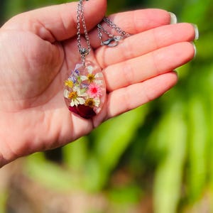 Personligt halsband med födelseblomma för mamma eller mormor: Handgjorda hartssmycken med födelseblomma för barn bild 7