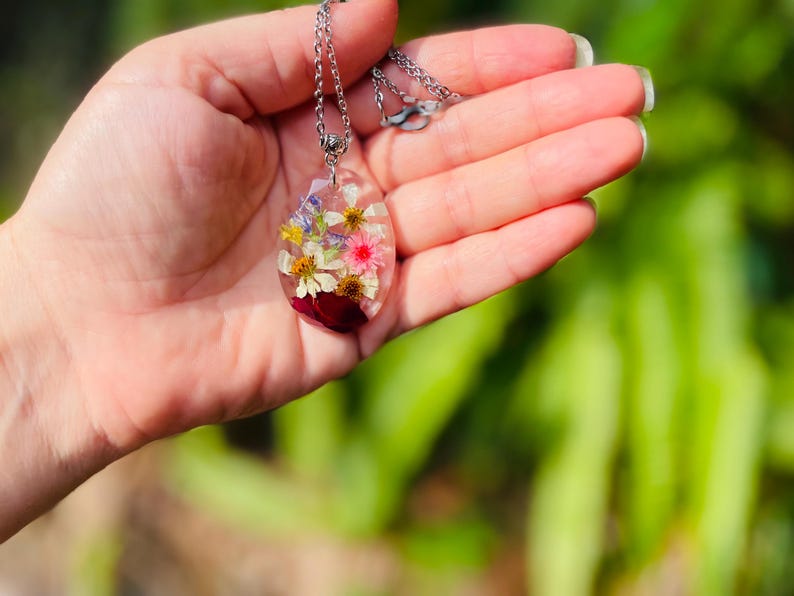Personligt halsband med födelseblomma för mamma eller mormor: Handgjorda hartssmycken med födelseblomma för barn bild 7