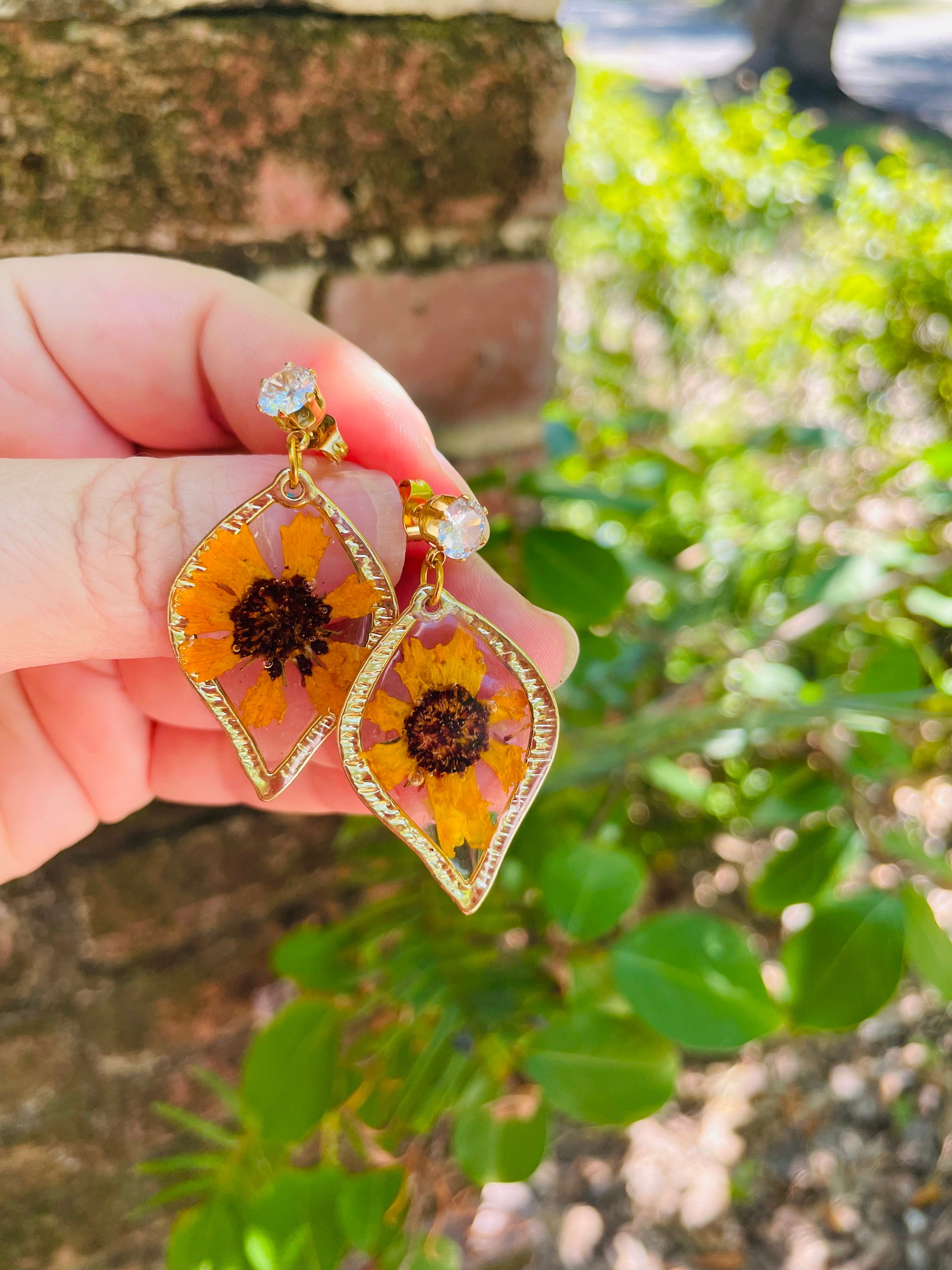 手作りひまわりイヤリング：本物の花の樹脂ジュエリー、8月の誕生石