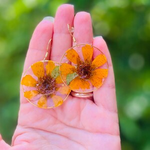 Örhängen med solrosmotiv i harts: Blomsterdekorationer i Cottagecore bild 1