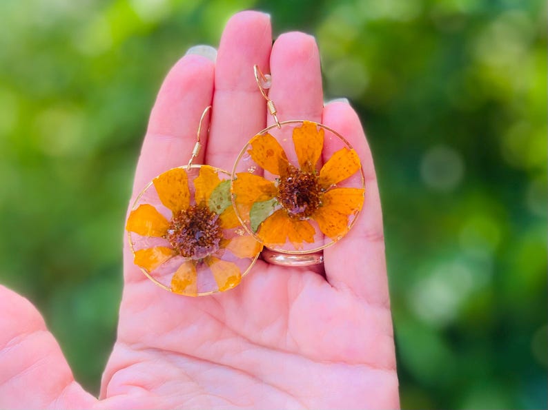 Örhängen med solrosmotiv i harts: Blomsterdekorationer i Cottagecore bild 1
