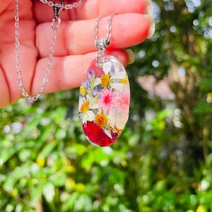 Personligt halsband med födelseblomma för mamma eller mormor: Handgjorda hartssmycken med födelseblomma för barn bild 6