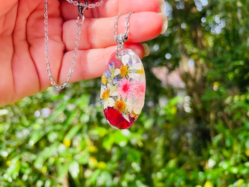 Personligt halsband med födelseblomma för mamma eller mormor: Handgjorda hartssmycken med födelseblomma för barn bild 6