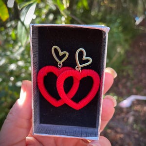 Brincos de coração vermelho rosa para o dia dos namorados Brincos de argola de coração com cordão de seda Brincos de argola duplos exclusivos Brincos de argola personalizados