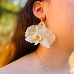 Brincos de Orquídea Verdadeira: Brincos de Argola Dourados em Resina, Joias de Noiva Brancas Exclusivas para Casamento imagem 1
