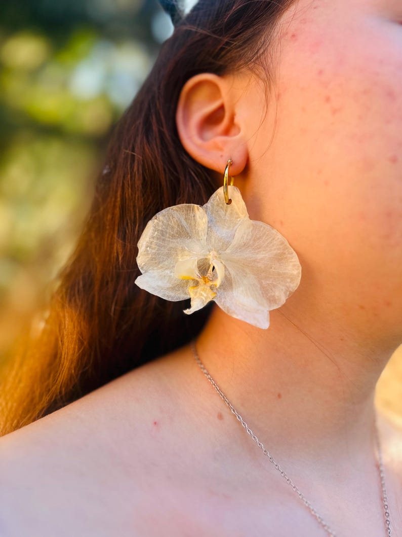 Brincos de Orquídea Verdadeira: Brincos de Argola Dourados em Resina, Joias de Noiva Brancas Exclusivas para Casamento imagem 1