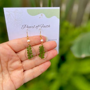 Pendientes de helecho del bosque, pendientes de perlas hechos a mano, pendientes de helecho auténtico, pendientes de hojas auténticas transparentes, pendientes colgantes de oro de 14 quilates, joyería boho, regalos de cumpleaños para ella.