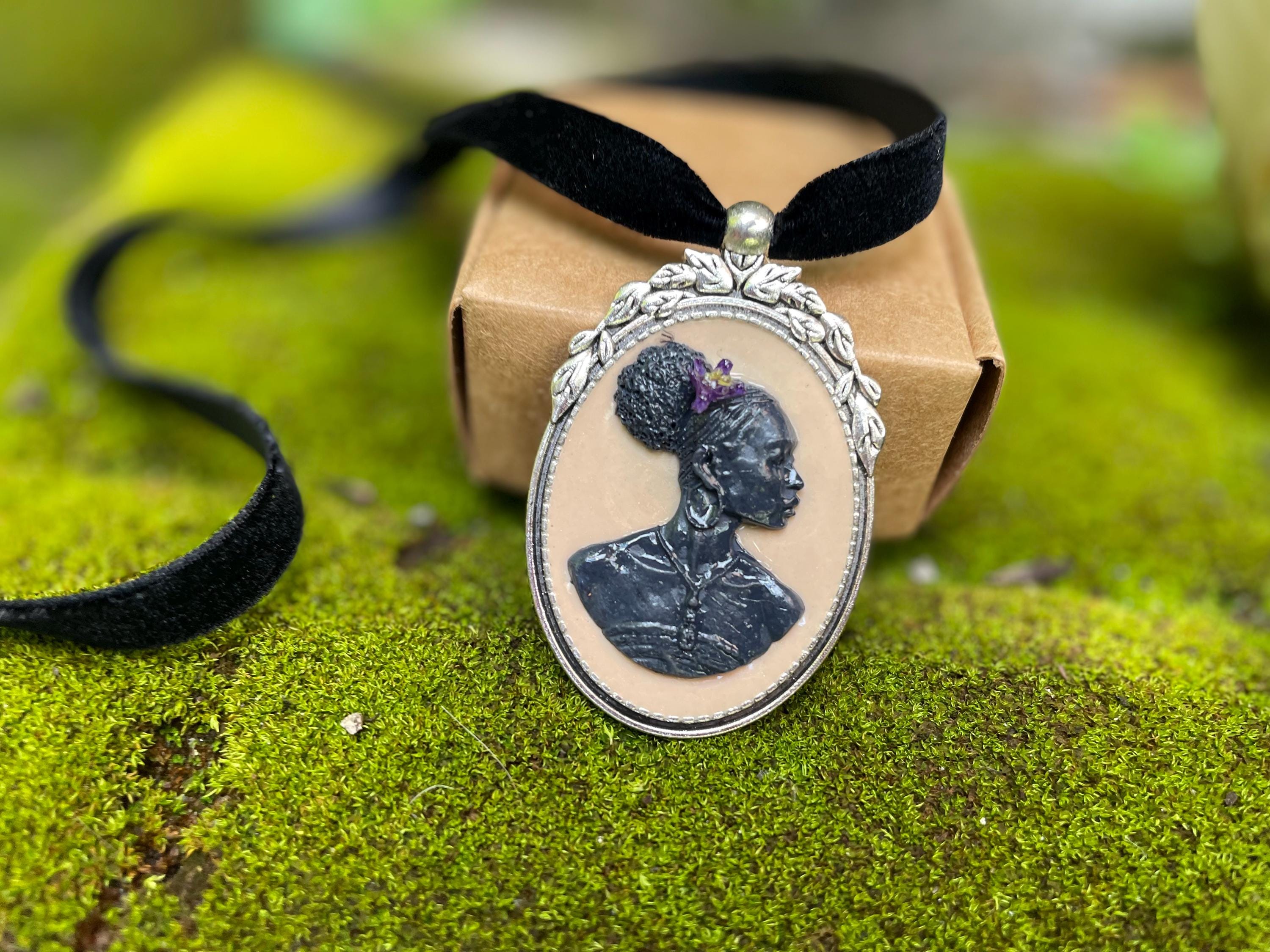Handmade Cameo Necklace: African American Woman, Velvet  display picture 1