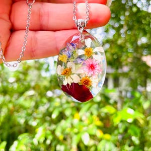 Personligt halsband med födelseblomma för mamma eller mormor: Handgjorda hartssmycken med födelseblomma för barn bild 8