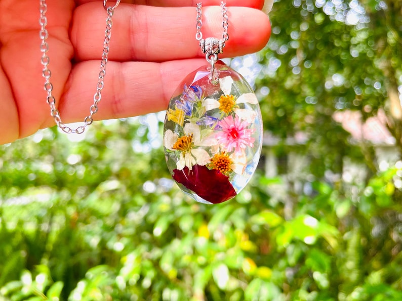 Personligt halsband med födelseblomma för mamma eller mormor: Handgjorda hartssmycken med födelseblomma för barn bild 8