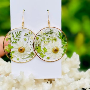 Weißes Gänseblümchen Pflanze Ohrringe Echte gepresste Blume Ohrringe weiße Blume Ohrringe April Geburt Blume botanische grüne Blatt Ohrring Garten Schmuck