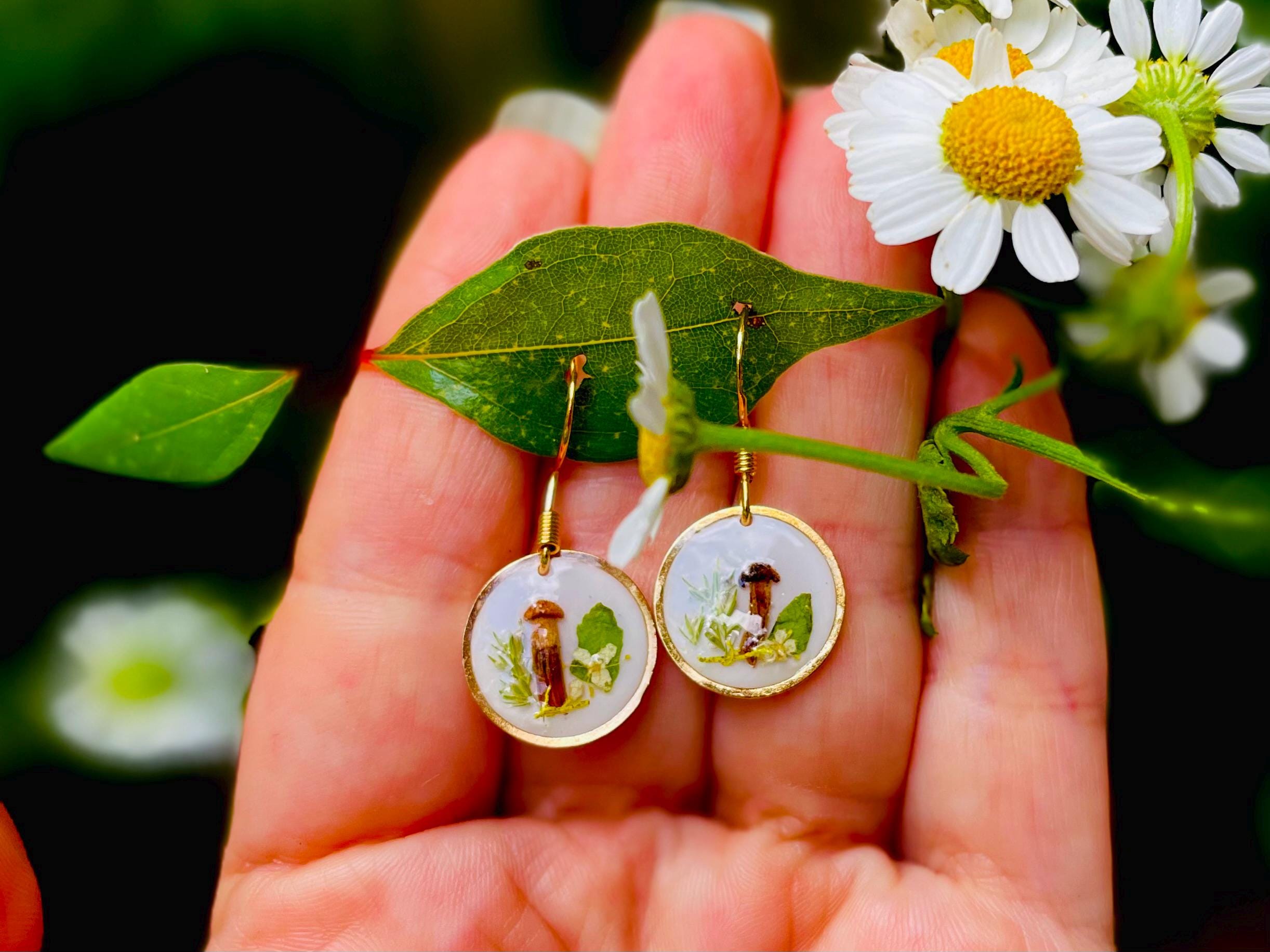 Pendientes de oro minimalistas con flores de pradera y setas auténticas, joyería botánica, pendientes de hadas del bosque, oro de 18 quilates, regalo único para el Día de la Madre.