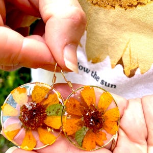 Örhängen med solrosmotiv i harts: Blomsterdekorationer i Cottagecore bild 5