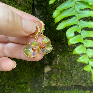Boucles d'oreilles en résine tête de chat faites à la main avec de vrais champignons, fleurs de fougère petites créoles en or Bijoux péridot avec pierre de naissance Cadeau unique pour elle