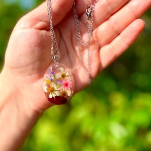 Personligt halsband med födelseblomma för mamma eller mormor: Handgjorda hartssmycken med födelseblomma för barn bild 3
