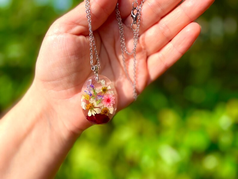 Personligt halsband med födelseblomma för mamma eller mormor: Handgjorda hartssmycken med födelseblomma för barn bild 3