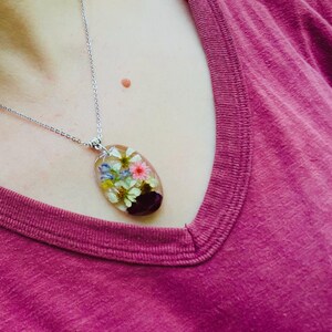 Personligt halsband med födelseblomma för mamma eller mormor: Handgjorda hartssmycken med födelseblomma för barn bild 2