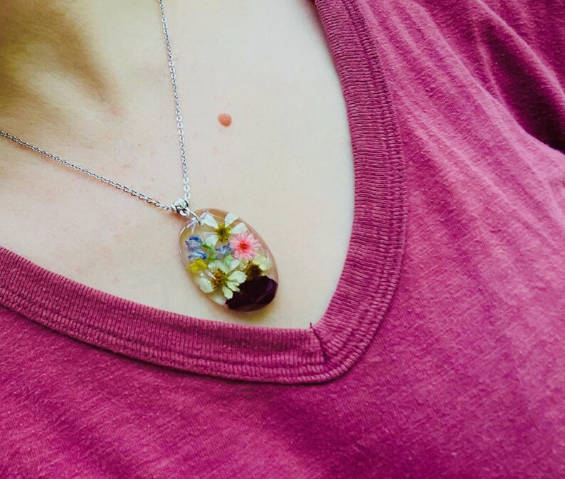Personligt halsband med födelseblomma för mamma eller mormor: Handgjorda hartssmycken med födelseblomma för barn bild 2