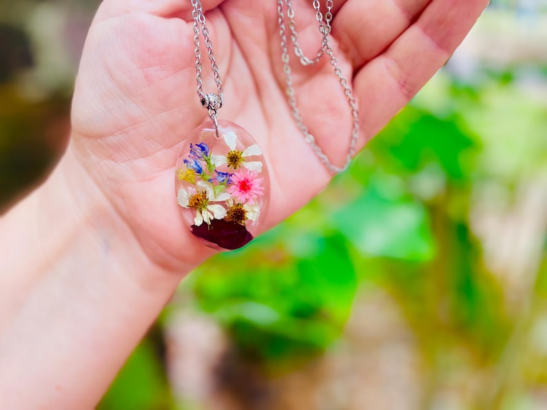 Personligt halsband med födelseblomma för mamma eller mormor: Handgjorda hartssmycken med födelseblomma för barn bild 1