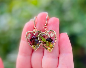 Aros de resina con forma de corazón de hongo y flor silvestre de saúco - Oro de 14 quilates - Joyería de hadas colgante Galentine