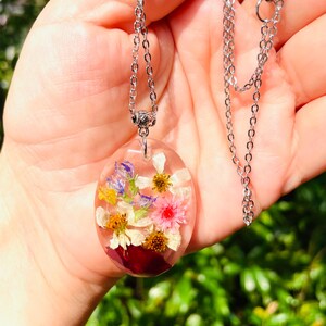 Personligt halsband med födelseblomma för mamma eller mormor: Handgjorda hartssmycken med födelseblomma för barn bild 4