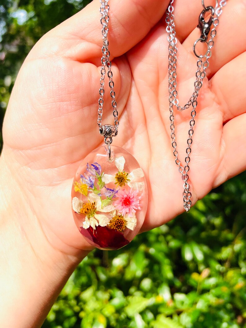 Personligt halsband med födelseblomma för mamma eller mormor: Handgjorda hartssmycken med födelseblomma för barn bild 4